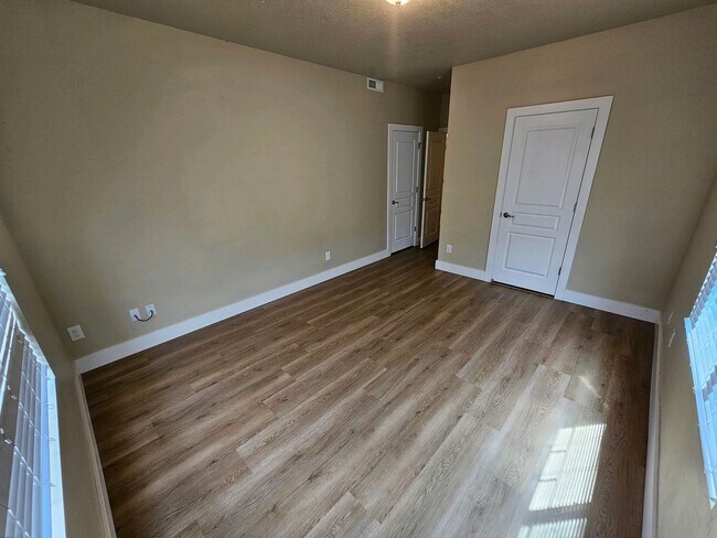Building Photo - GORGEOUS Downtown Unit!!!