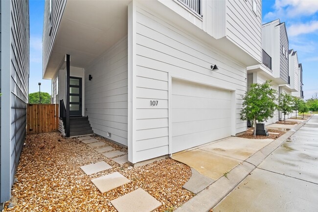 Building Photo - 107 Tolima Dove St