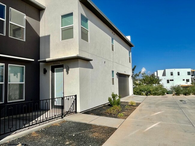 Building Photo - Fully Furnished 3-BR Townhome in Desert Color