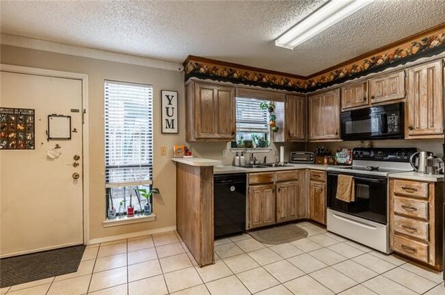 Building Photo - 2 Bd / 2 Ba Townhome Minutes Away From Campus & Downtown!