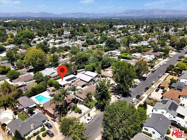 Building Photo - 6913 1/2 Encino Ave