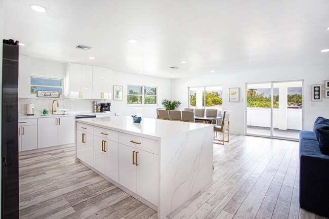 Building Photo - 1623 Venetian Dr