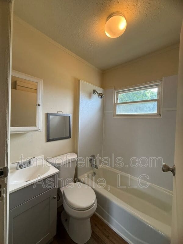 Building Photo - 2604 Hendersonville Rd
