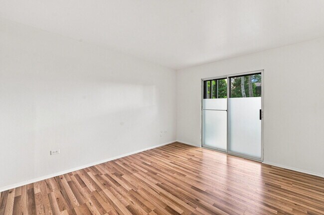 Building Photo - 6109 Knoll Wood Rd