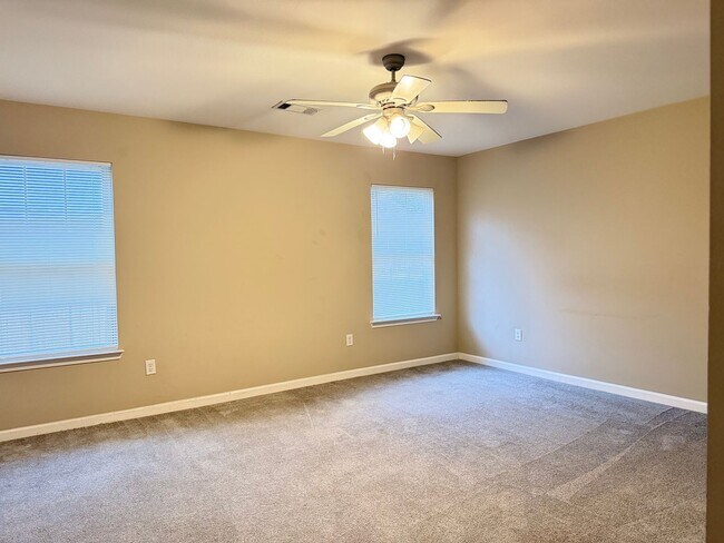 Building Photo - 327 Autumn Dr