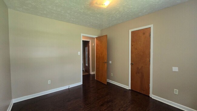 Building Photo - 650 E Raynor Dr