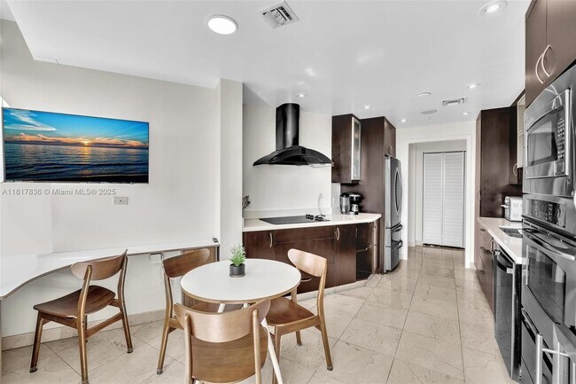 Building Photo - 848 Brickell Key Dr