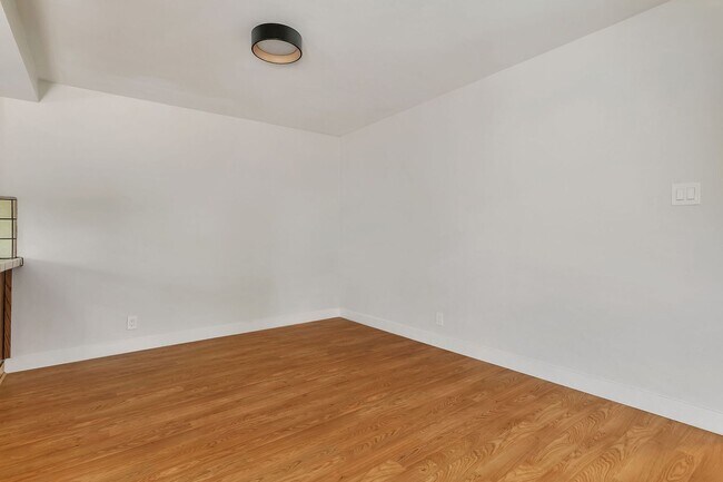 Building Photo - Move-In Ready Cambrian Gem – New Appliance...