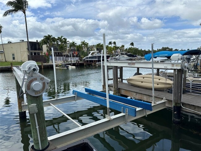 Building Photo - 925 NE 26th Ave