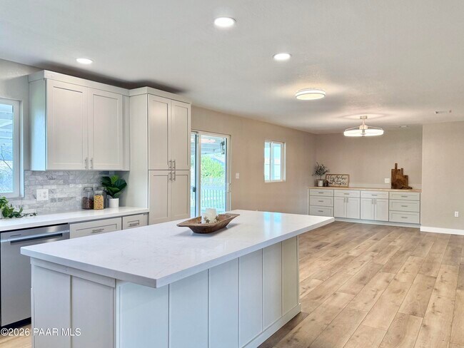 Building Photo - 7216 E Grandview Dr