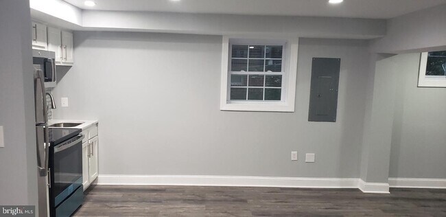 Building Photo - 617 Quintana Plz NW