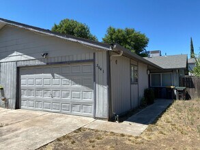 Building Photo - Spacious Duplex with Two Bedrooms, Two Bathrooms and Two Car Garage