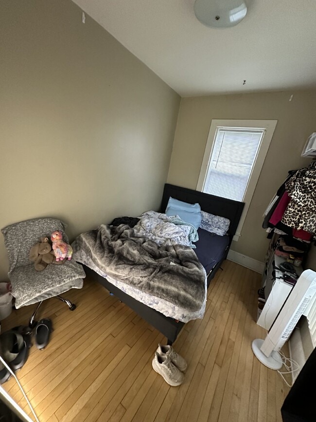 Building Photo - 4 Bed 1 Bath close to UWEC!