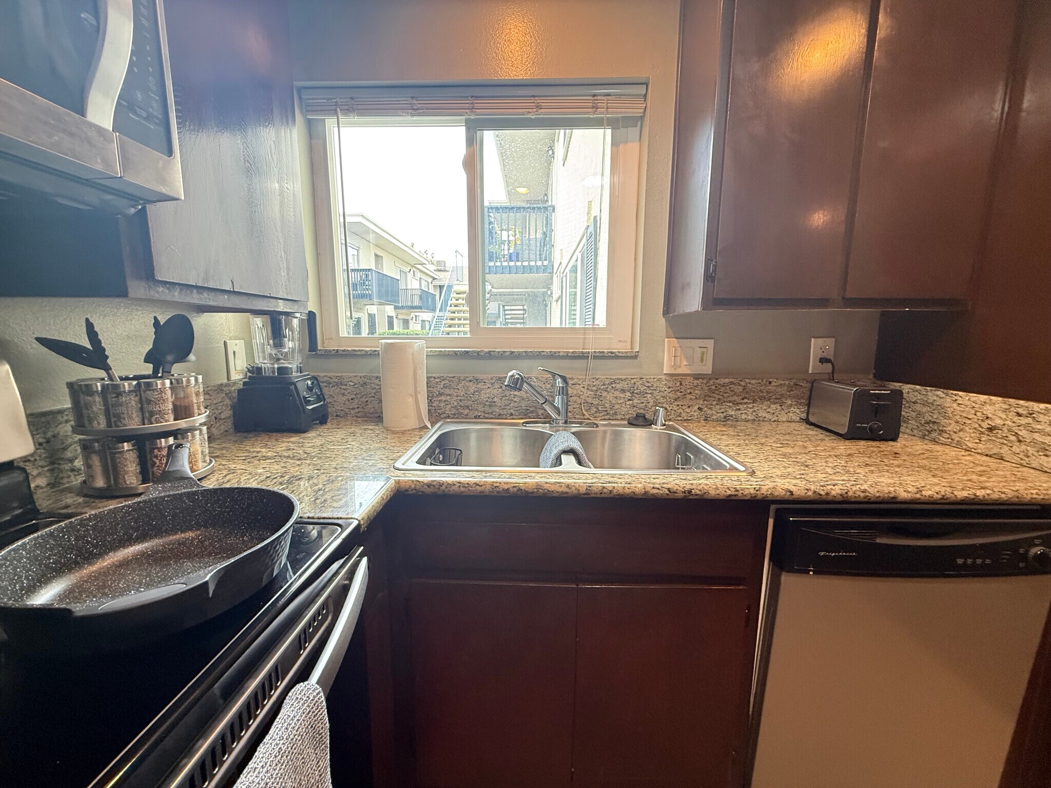 Building Photo - 6927 Amherst St