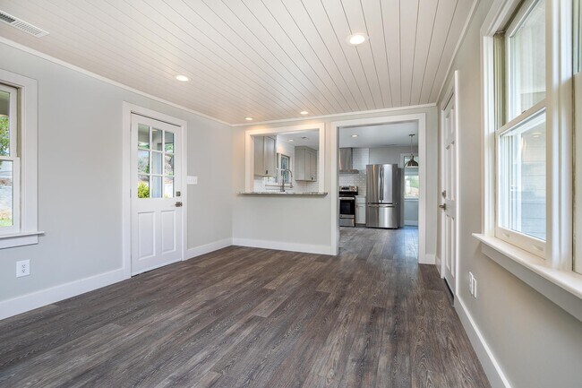 Building Photo - Fantastic 1930s Cottage - Renovated Top to...