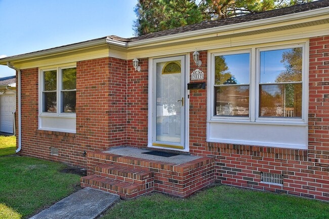 Building Photo - 3 BDRM / 2.5 BATH with FENCED BACKYARD - WINDSOR WOODS!