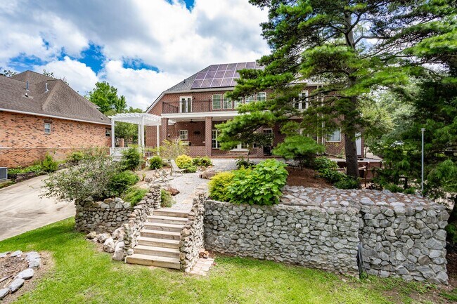 Building Photo - Historic Highland Road Beauty with Bayou V...