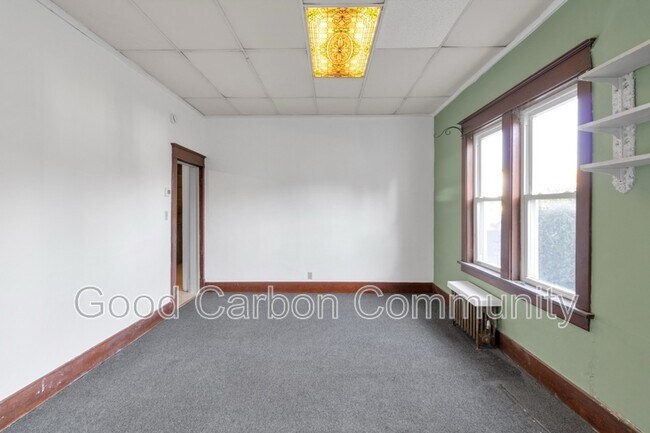 Building Photo - 596 Oliver St
