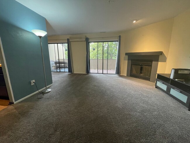 Building Photo - Quiet 1B/1B North Boulder Condo - Availabl...