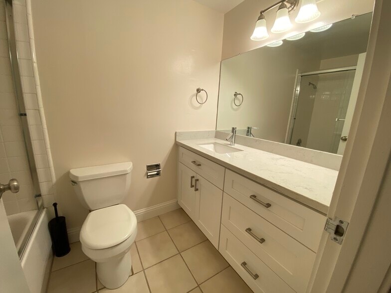 2nd bathroom - 1100 Sharon Park Dr