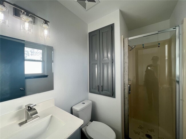 Building Photo - 902 SE G St