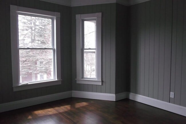 Building Photo - 50 Bank St