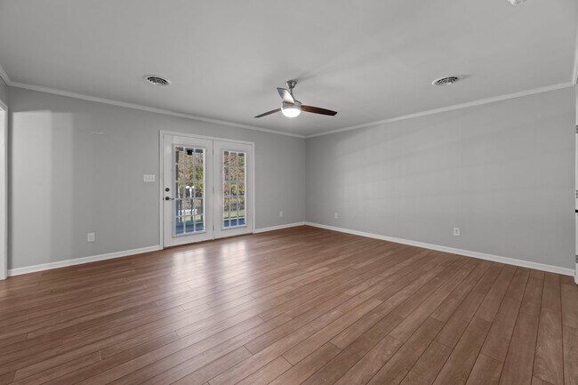 Building Photo - 105 3rd St