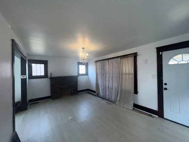 Building Photo - 1055 W 12th St