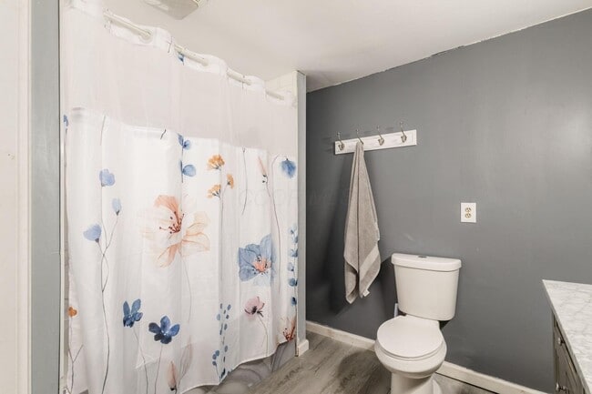 Building Photo - 711 Country Club Rd