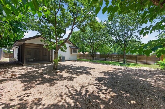 Building Photo - 801 Kavanagh Dr