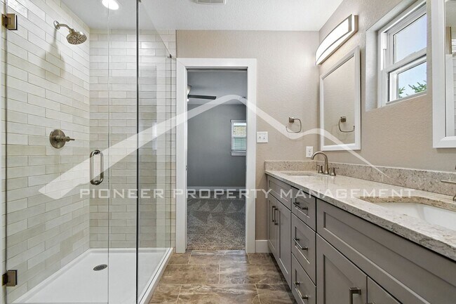Building Photo - Spacious Home with Washer/Dryer and Centra...