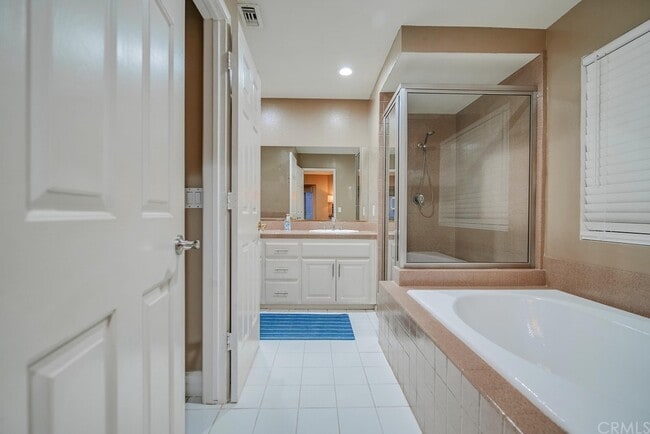 Building Photo - 7380 Live Oak Dr