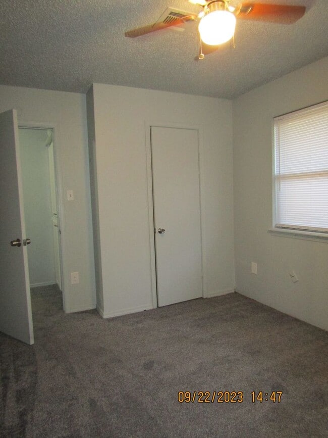 Building Photo - Very nice spacious home located in the Eis...