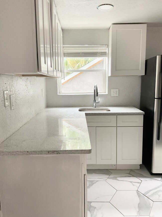 Building Photo - 1356 W 24th St