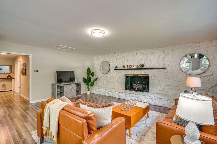 Primary Photo - 185 Lawndale Ave