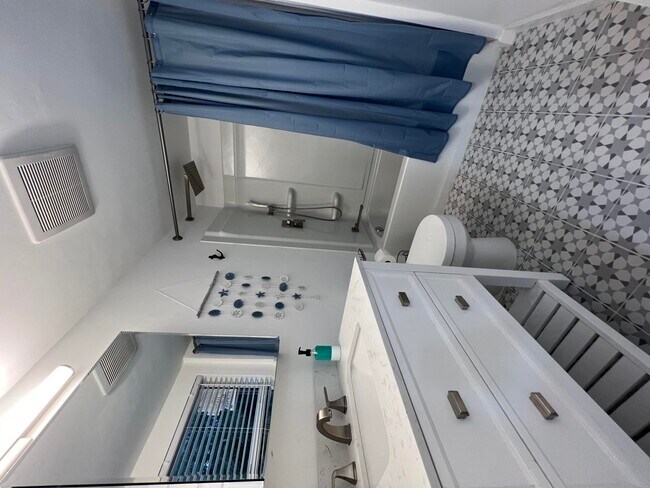 Building Photo - 2648 NE 15th Terrace