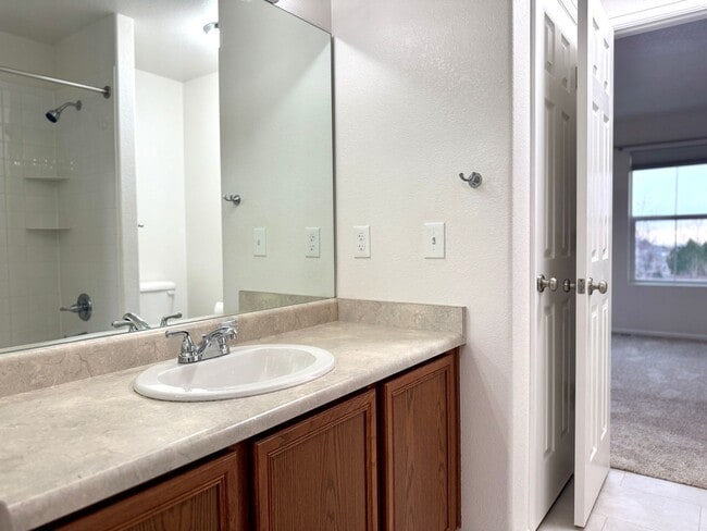 Building Photo - Beautifully Adorable Townhome!