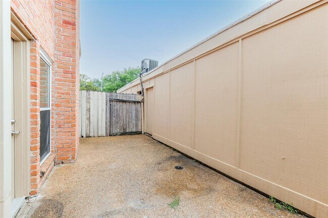 Building Photo - 3004 Beecave Dr