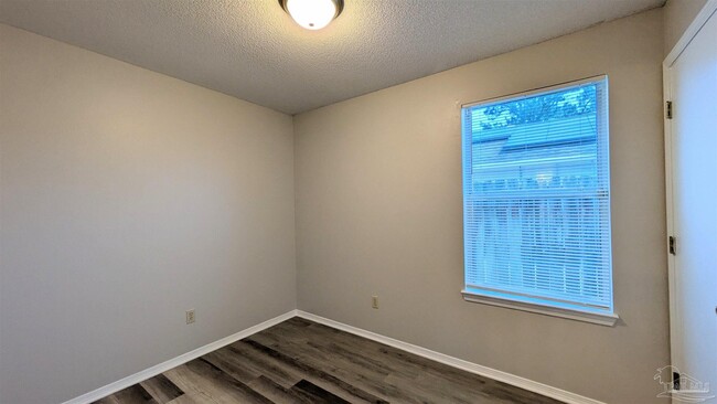 Building Photo - 424 Pine Crescent Way