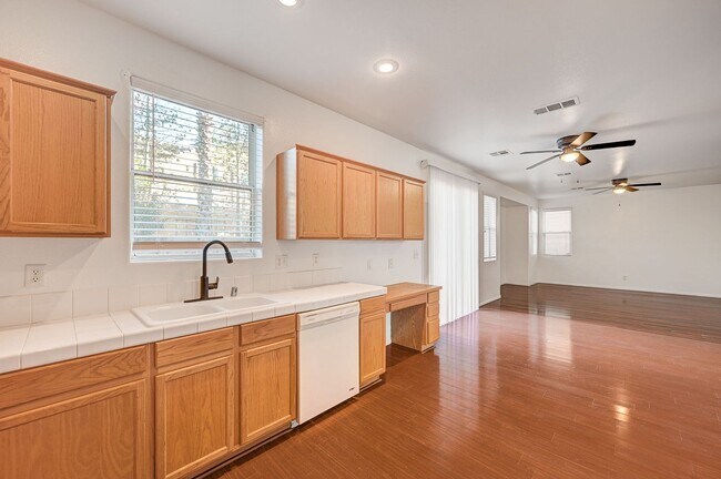 Building Photo - Stunning 4 Bed 2.5 Bath!