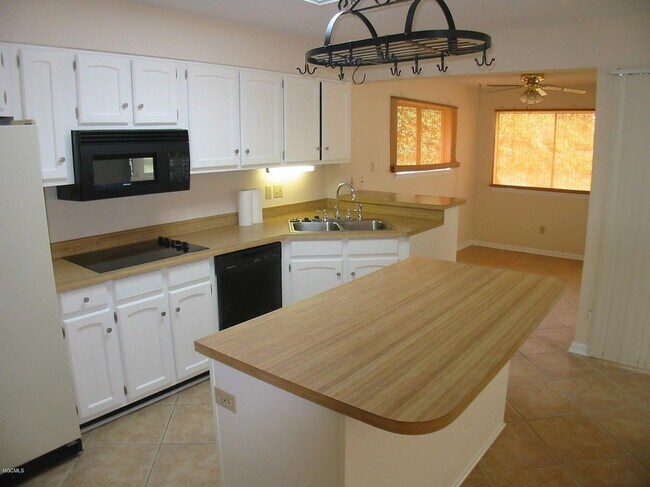 Building Photo - 56105 Diamondhead Dr E