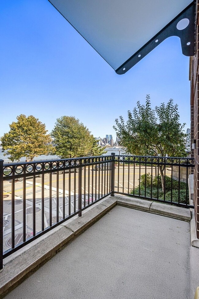 Building Photo - TH3 Henley Pl