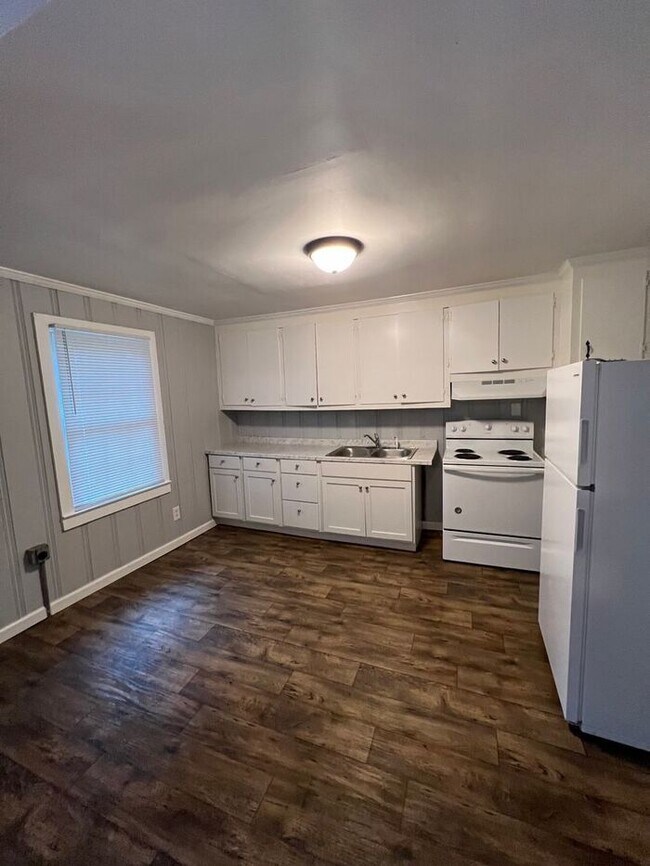 Building Photo - Newly Remodeled 2 Bed/ 1 Bath Duplex