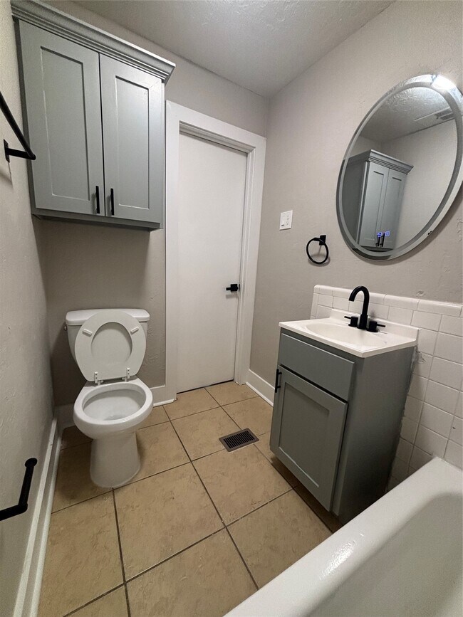 Building Photo - 216 S Pruett St