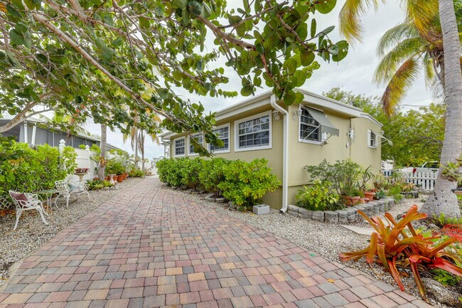 Building Photo - 394 Burton Dr