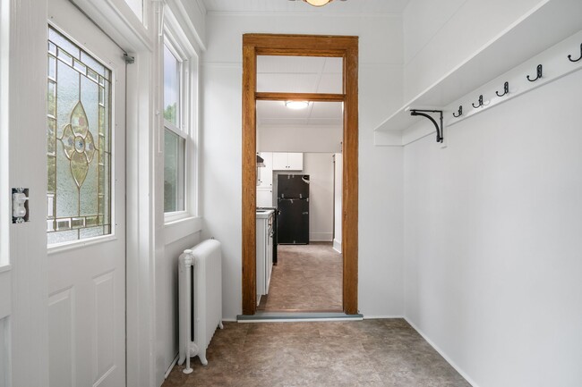 Building Photo - 4 to 5 bed / 2 Bath Just remodeled