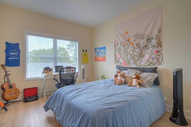 Building Photo - Spacious 4-Bedroom, 3-Story Townhome for Students - FURNISHED