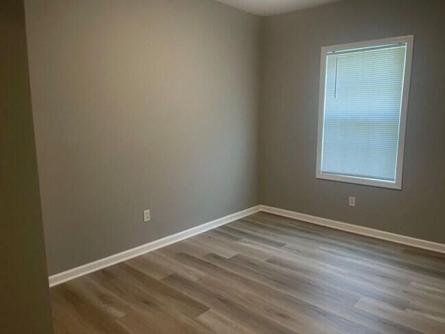 Building Photo - Fully Renovated Apartment Duplex Located in the Heart of Edgewood