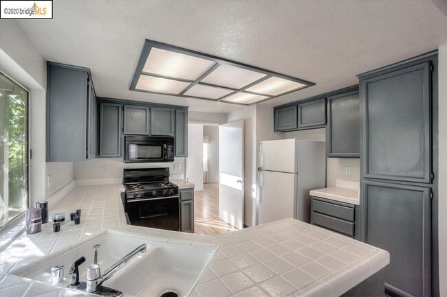 Building Photo - 4973 Ridgeview Dr