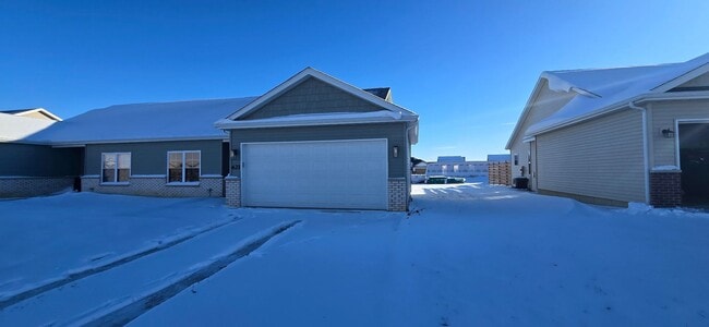 Building Photo - Charming 3-bedroom/2-bathroom duplex home in Washington, IL